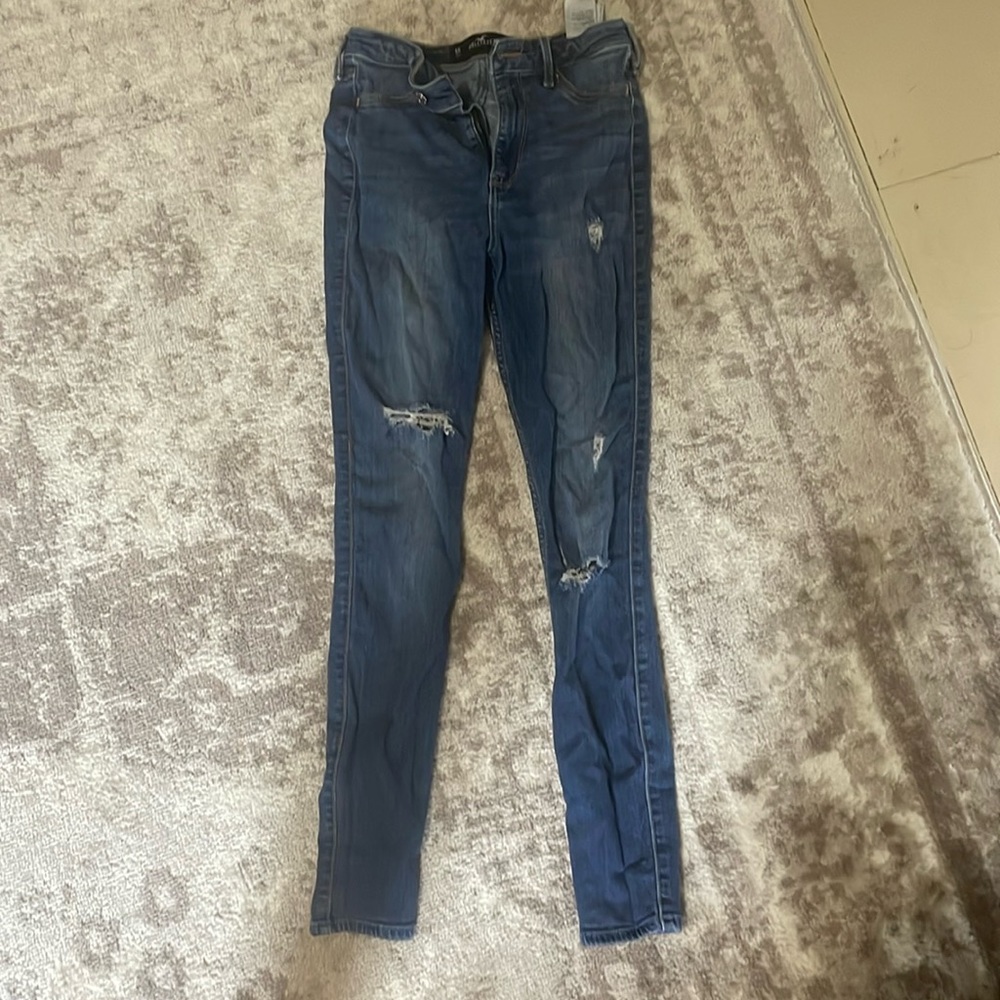 Hollister High waisted  Curvy Skinny Distressed Skinny Jeans / Jeggings